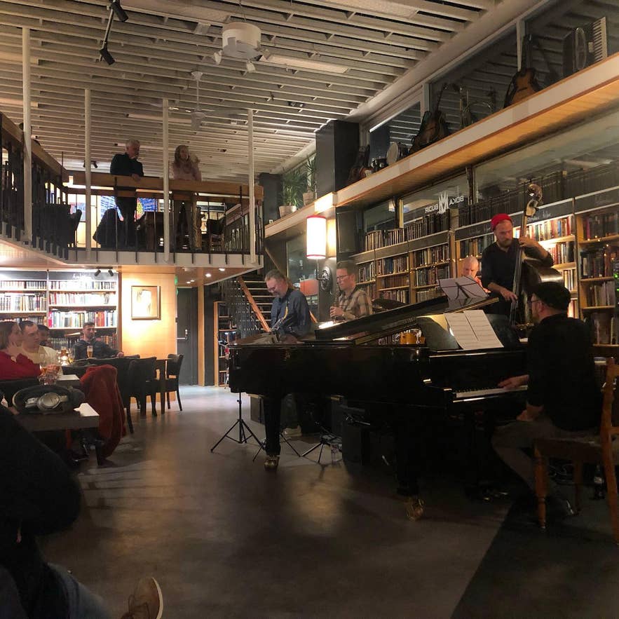 Band die live optreedt bij Hus Mals og Menningarr in Reykjavik.