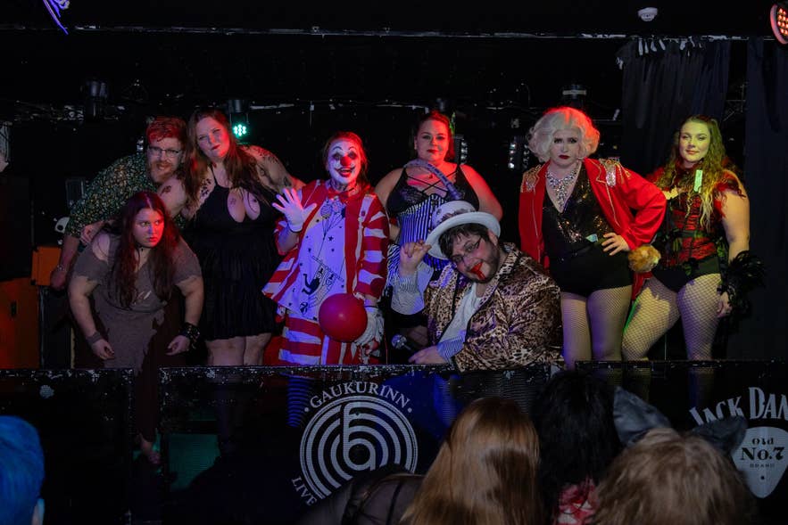 Gekostumeerde artiesten en bezoekers op het podium bij Gaukurinn, de alternatieve livemuzieklocatie van Reykjavik.