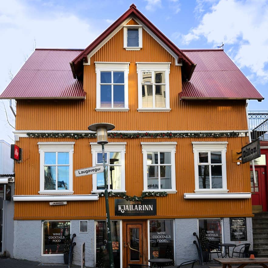 Buitenkant van Dillon Whiskey Bar aan Laugavegur, gevestigd in een van de meest iconische houten barpanden van Reykjavik.