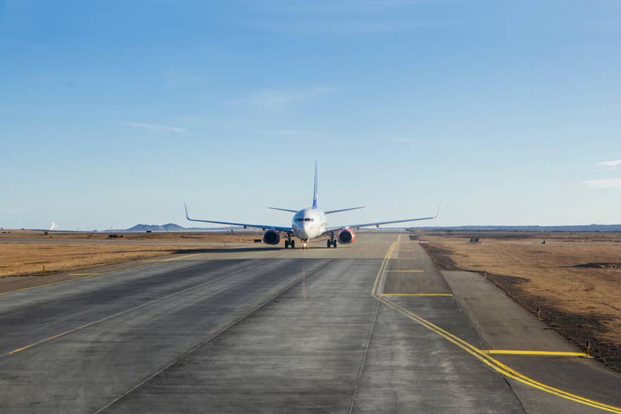 Vestfjordene kan nås med fly, med regelmæssige afgange fra Reykjavik Indenrigslufthavn til Isafjordur Lufthavn.