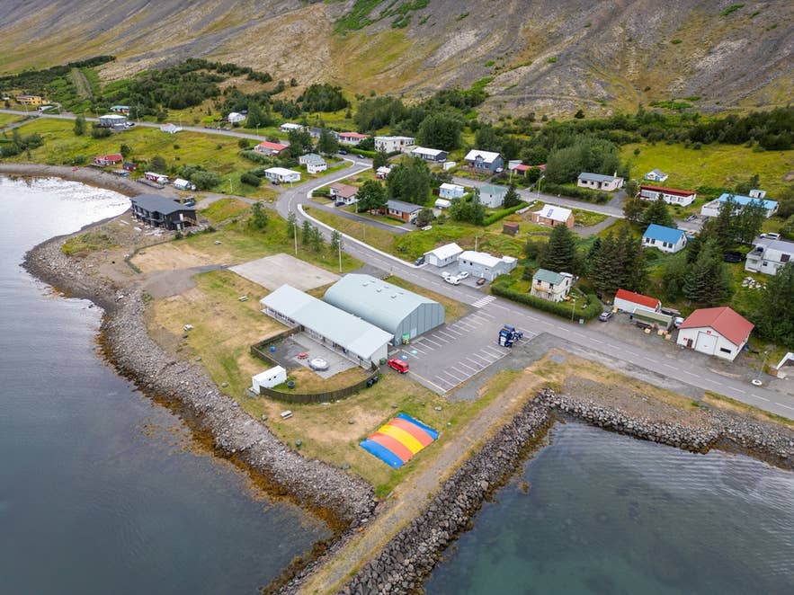 Panoraamanäkymä Bíldudalurin kylään Arnarfjörður-vuonon rannalla Länsivuonoilla.
