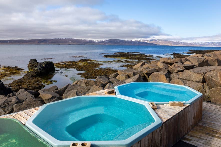 Drangsnes-udespa ved havet i landsbyen Drangsnes i Vestfjordene, Island.