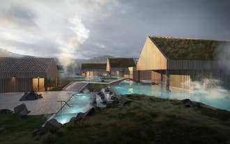 De la vapeur s’élève des bassins extérieurs des sources chaudes de Reykjabod dans la vallée de Reykjadalur.