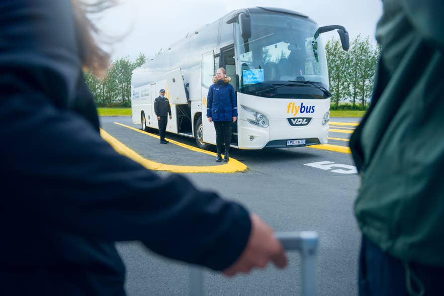 Flybus vor dem internationalen Flughafen Keflavik.