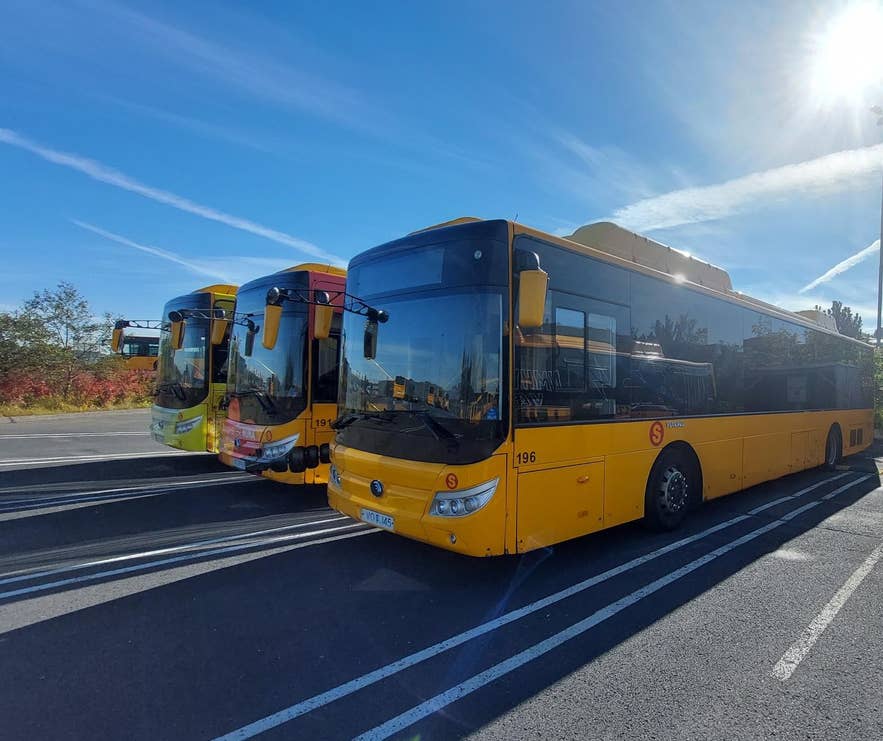 Ein gelber Straeto-Bus in Island.
