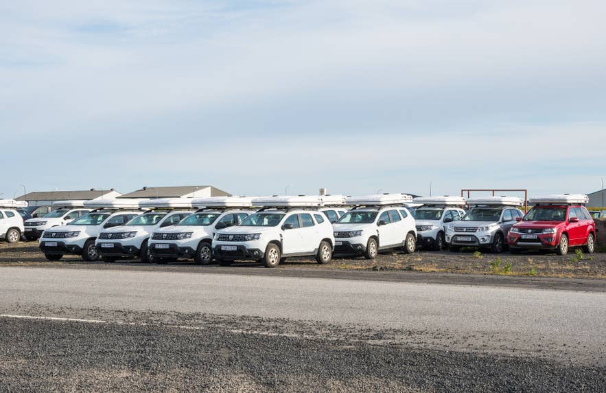 Voitures de location alignées devant l’aéroport international de Keflavík en Islande.