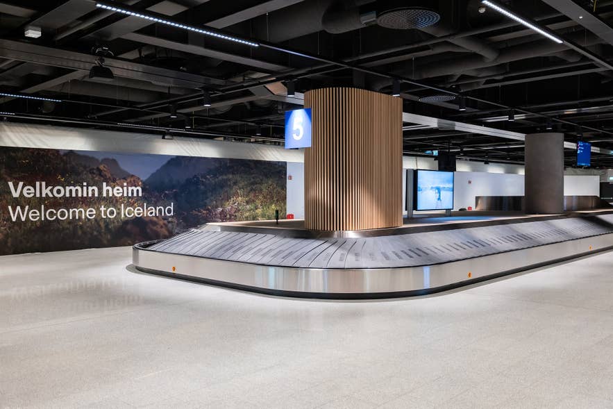 Tapis de récupération des bagages à l’aéroport international de Keflavík.