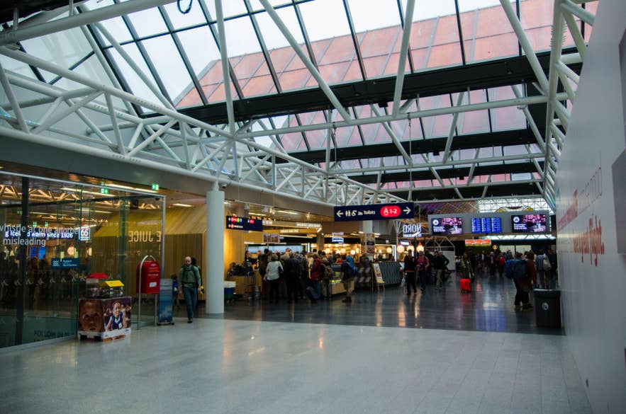 Voyageurs dans la zone des départs de l’aéroport de Keflavik, en Islande.