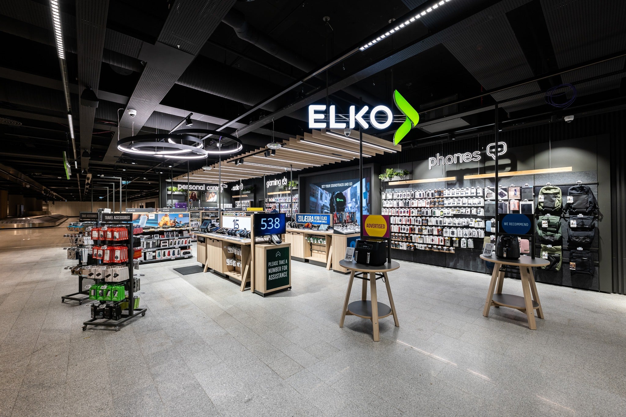 Магазин электроники Elko в аэропорту Кефлавик в Исландии.