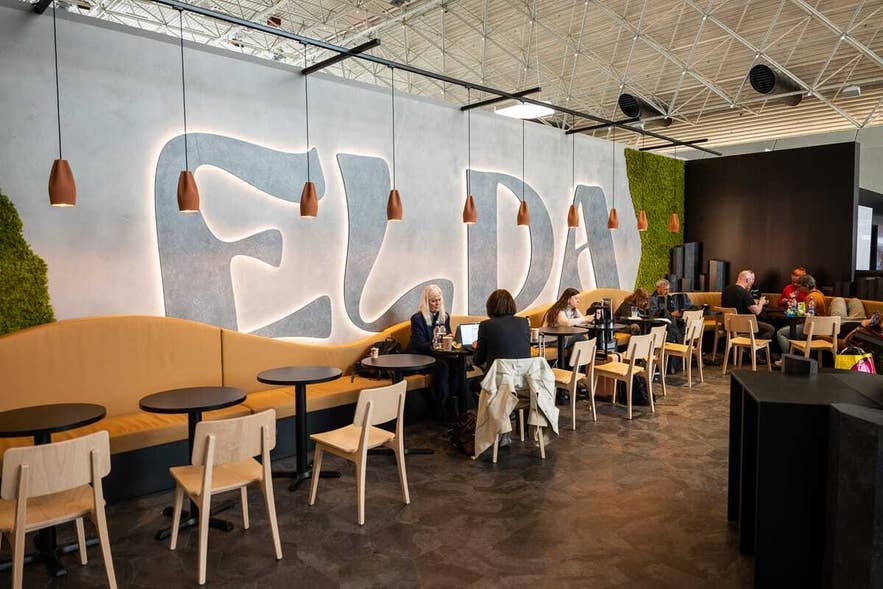 ケプラヴィーク空港のEldaレストランのダイニングエリア。