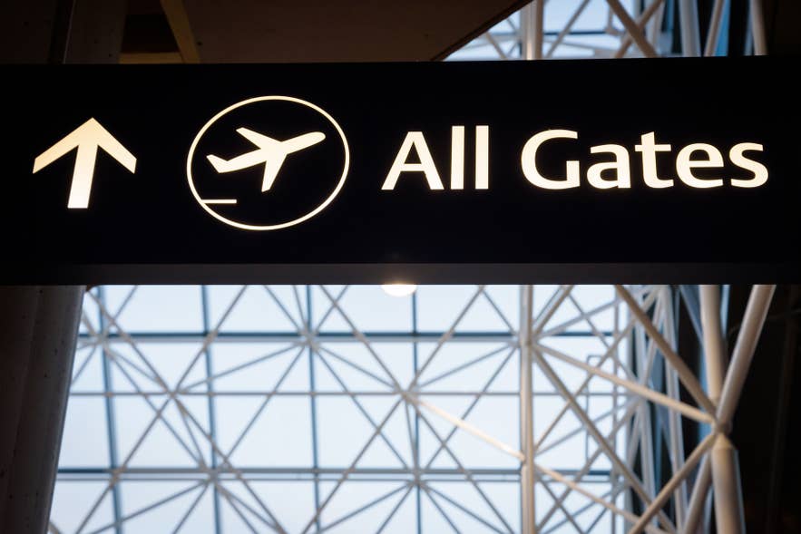 Segnaletica dei gate d’imbarco all’Aeroporto di Keflavik.