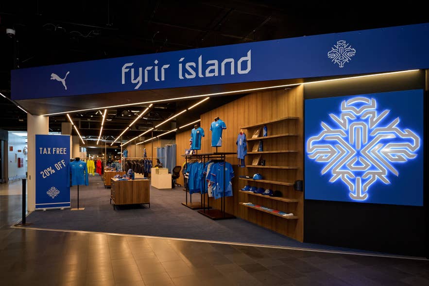 Maglie della nazionale islandese in vendita nel negozio Fyrir Island all'Aeroporto Internazionale di Keflavik.