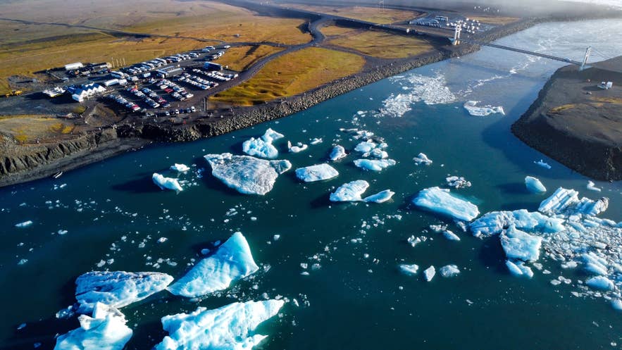De bezoekersparkeerplaats bij de Jokulsarlon-gletsjerlagune in IJsland.