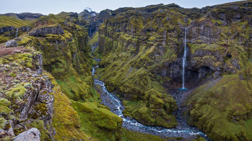 Met mos begroeide kliffen en een waterval in de Mulagljufur Kloof bij Jokulsarlon.