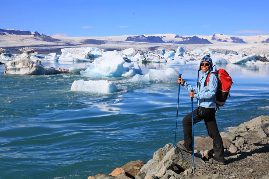 Wijds uitzicht op de Jokulsarlon-gletsjerlagune en de Breidamerkurjokull-gletsjer in Zuid-IJsland.