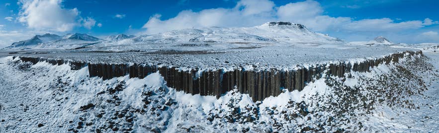 冬日明亮天空下，斯奈山半岛上的Gerduberg玄武岩柱覆着薄雪。