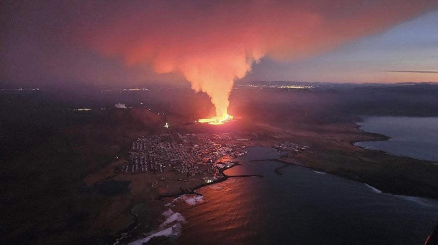 Een luchtfoto van Grindavik en de uitbarsting bij Hagafell