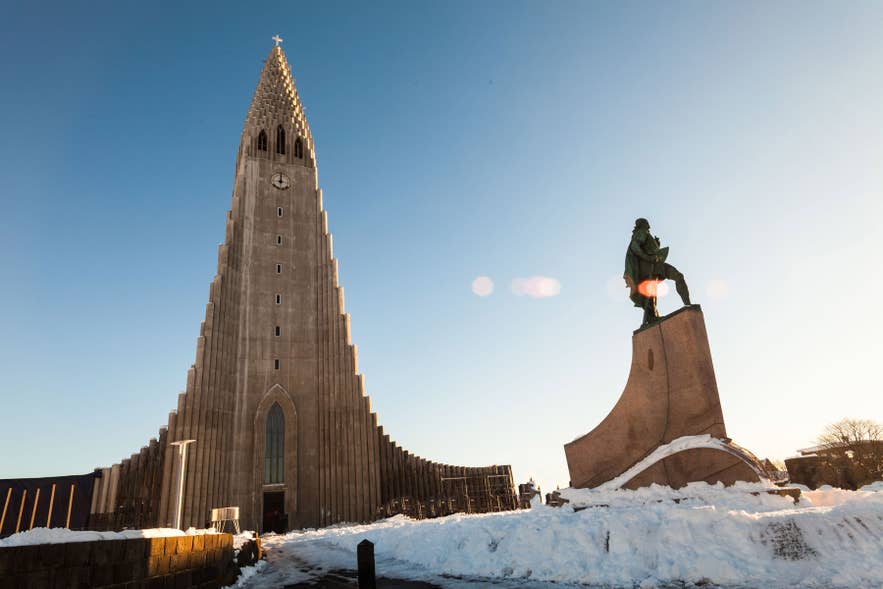 โบสถ์ Hallgrimskirkja ที่ตั้งตระหง่านใกล้ถนน Laugavegur ในเมืองเรคยาวิก