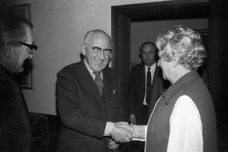 Nobel laureate Halldór Laxness greeting Mayor Ida Hinz.