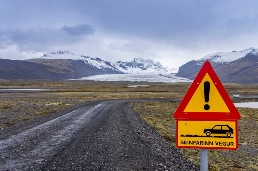 Icelandic warning sign for a rough road with reduced driving speeds.