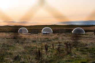 Der Blick auf drei der Aurora Igloos aus dem Inneren eines der Pods.