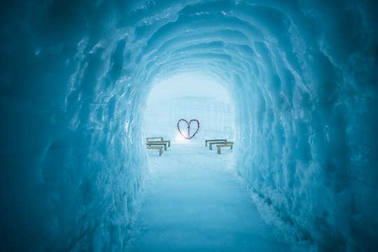 Tur inn i isbretunnel i Langjokull fra basecamp