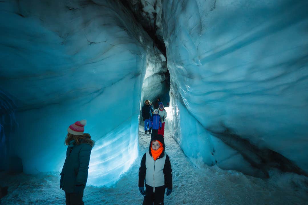 Into the Glacier - jäätunneliretki Langjökullin jäätiköllä lähtöpaikkana Base Camp