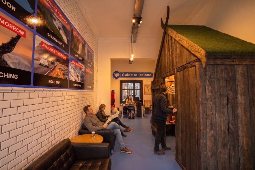 Una casa vichinga con tetto in torba e il banco informazioni turistiche all’interno del Centro informazioni turistiche di Guide to Iceland in via Laugavegur