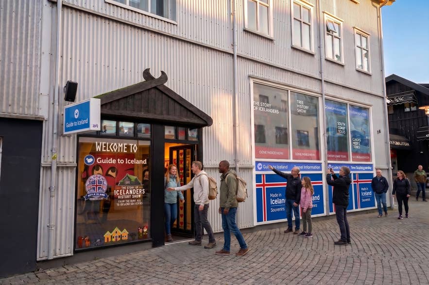 Посетители у входа в стиле викингов в центр Guide to Iceland на Лаугавегюр, где находится Made in Iceland Souvenirs