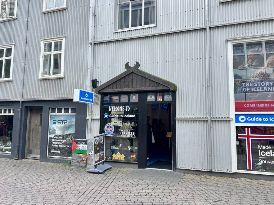 Wejście do sklepu Made in Iceland Souvenirs przy ulicy Laugavegur w Reykjaviku.