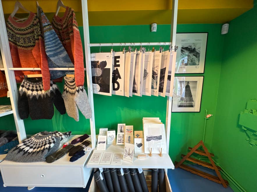 Islandzkie grafiki i pocztówki na ekspozycji w Made in Iceland Souvenirs.