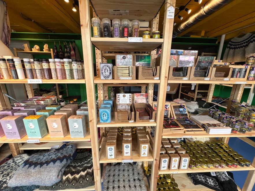 Исландские гастрономические сувениры в магазине Made in Iceland Souvenirs, включая ароматизированные морские соли и шоколад