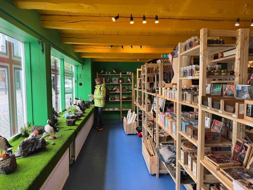 Турист выбирает товары местного производства в магазине Made in Iceland Souvenirs