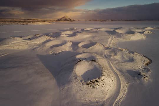 Family-Friendly 2-Day Northern Lights Tour in Lake Myvatn with Transfer from Akureyri