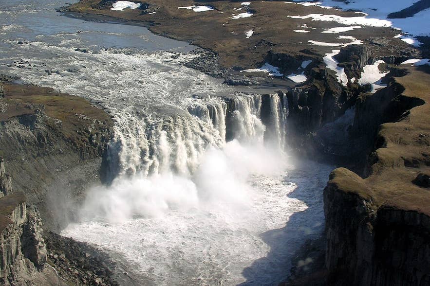 Rettarfoss Waterfall flowing along the Jokulsa a Fjollum River. Rettarfoss Waterfall flowing along the Jokulsa a Fjollum River.
