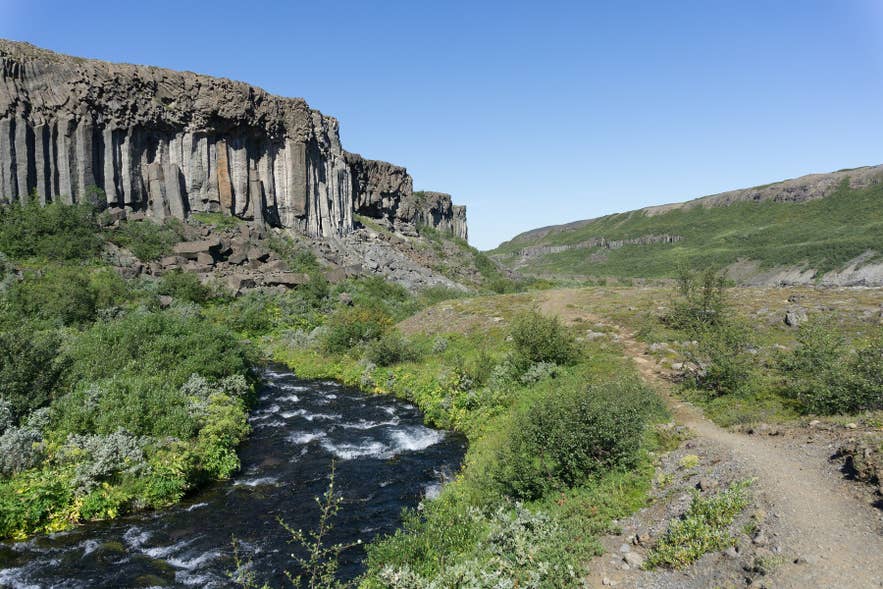 A rocky hiking trail between Dettifoss and Asbyrgi in Jokulsargljufur Canyon.