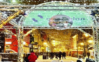 Reykjavik komt tot leven tijdens de kerst in IJsland.