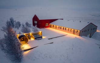 An overhead image of Deluxe Lodge amid the South Iceland countryside covered in a blanket of snow during winter.