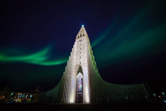 Small-Group Northern Lights Hunt from Reykjavik by 4x4 Sprinter