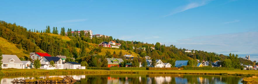 Akureyri under autumn foliage, showing the season's mild daytime color and light. Akureyri under autumn foliage, showing the season's mild daytime color and light.