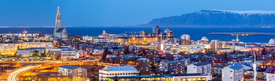 Lo skyline di Reykjavik di notte, punto di partenza del tuo viaggio in Islanda. Lo skyline di Reykjavik di notte, punto di partenza del tuo viaggio in Islanda.