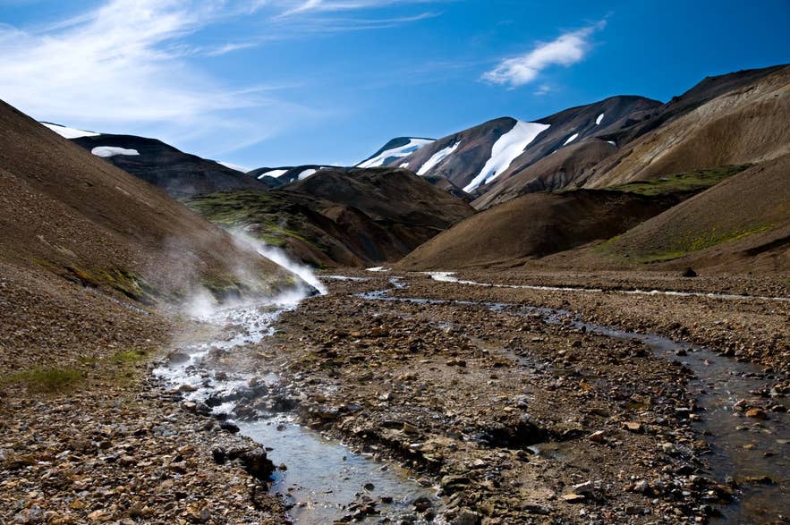 Streams and steaming ground in Vondugil valley at Landmannalaugar with Háalda behind