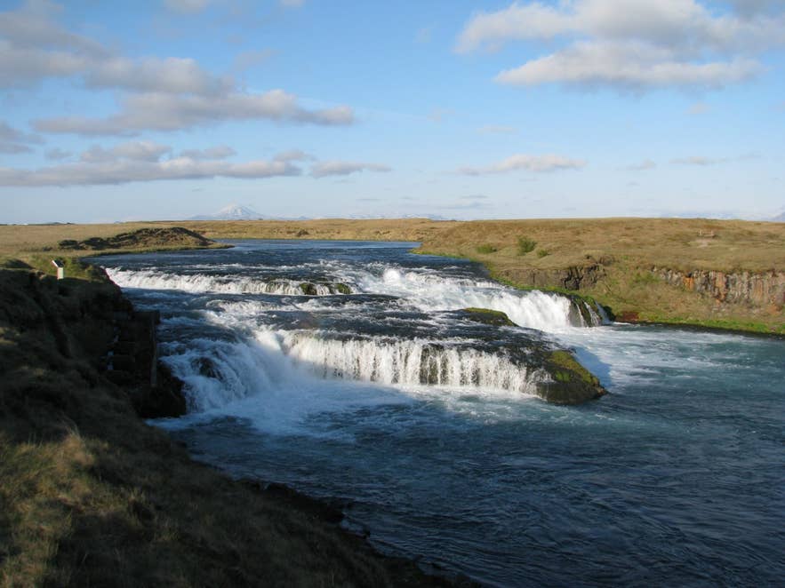 Ægissíðufoss, the wide low waterfall on Ytri-Rangá below Hella, with Hekla on the horizon Ægissíðufoss, the wide low waterfall on Ytri-Rangá below Hella, with Hekla on the horizon