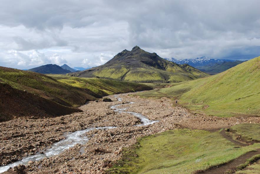 Grashagakvísl river crossing on the Laugavegur trail with green slopes and mountains beyond