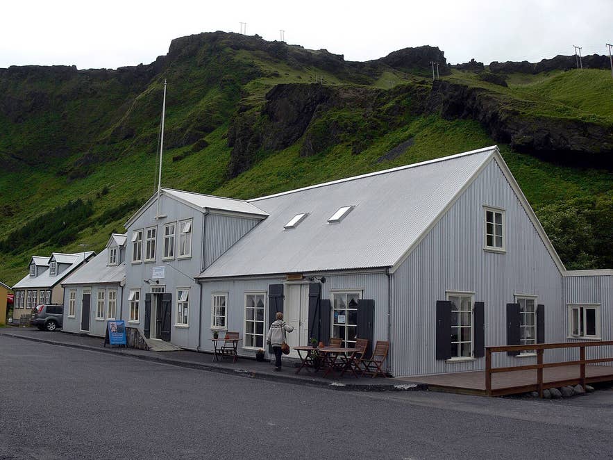 Brydebúð, the 1831 timber trading house in Vík that houses Kötlusetur, the Katla Visitor Centre, below Reynisfjall
