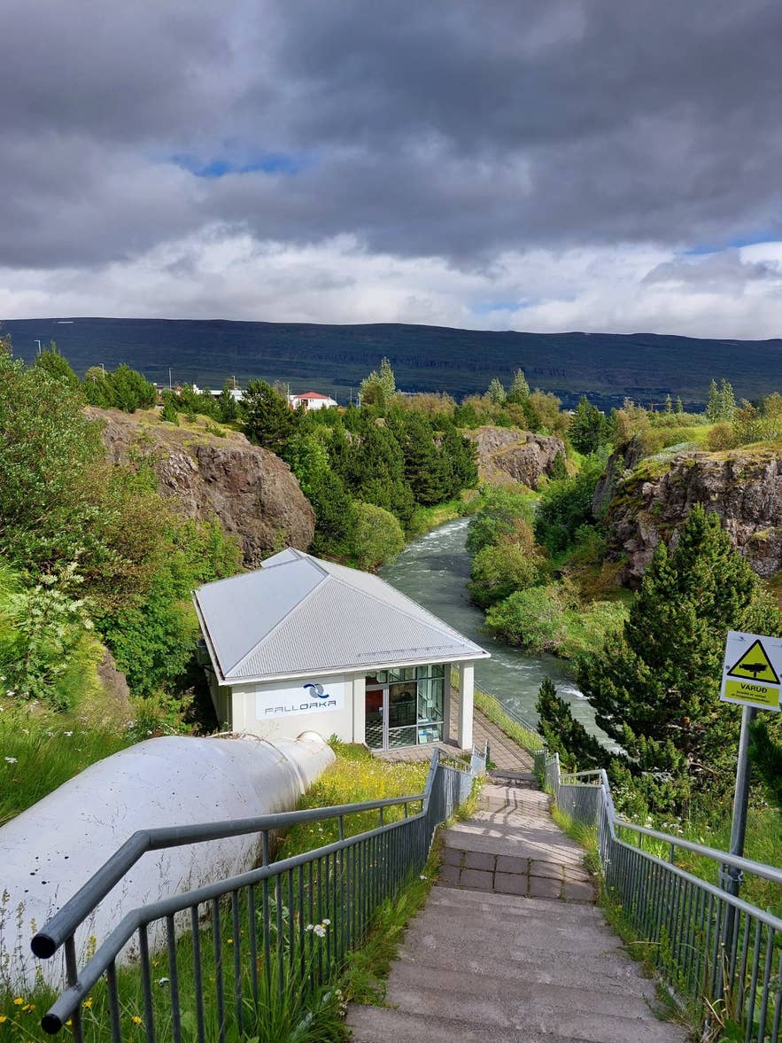 The Glerá river in Glerárgil gorge at Réttarhvammur, Akureyri, with the Fallorka powerhouse and penstock