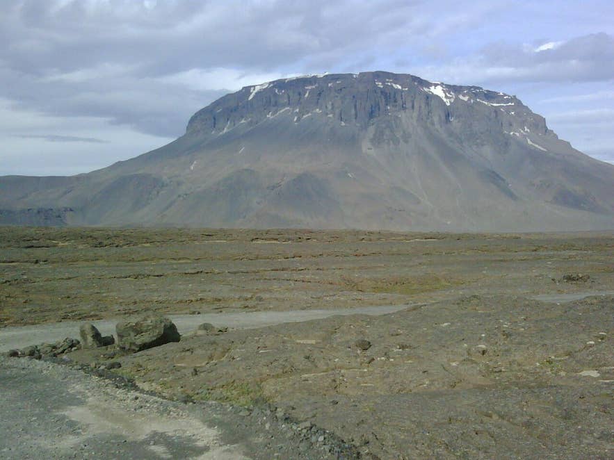 Herðubreið seen from the F88 Öskjuleið track across Ódáðahraun, the road that passes Grafarlönd Herðubreið seen from the F88 Öskjuleið track across Ódáðahraun, the road that passes Grafarlönd