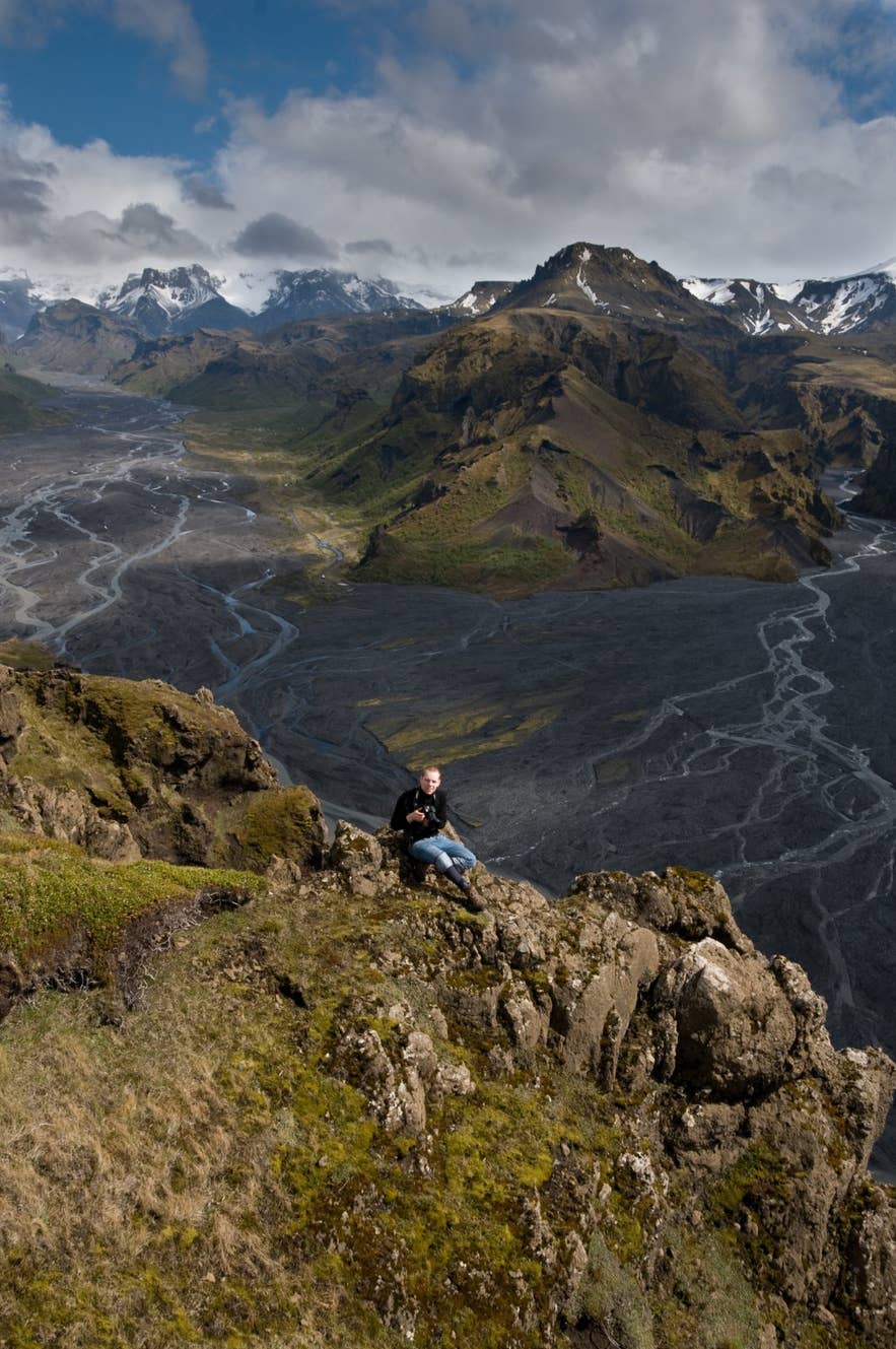 Útigönguhöfði mountain seen from Valahnúksból in Þórsmörk, with the braided Krossá river on the left and Hvannárgil canyon on the right