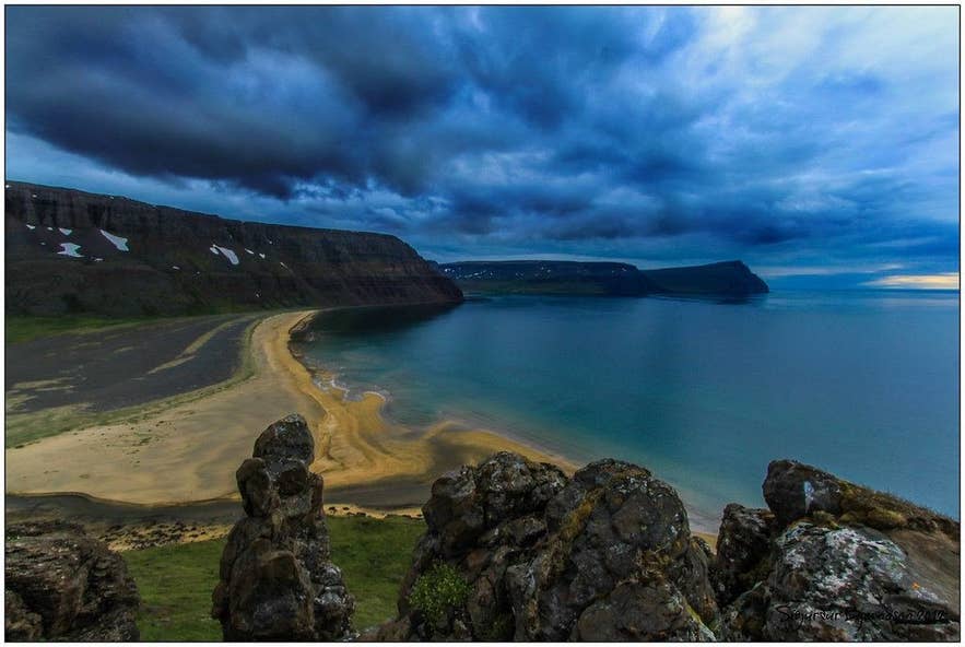 Aðalvík bay with its sandy shore and cliffs, seen from above; the Hesteyrarskarð trail ends here at Látrar Aðalvík bay with its sandy shore and cliffs, seen from above; the Hesteyrarskarð trail ends here at Látrar