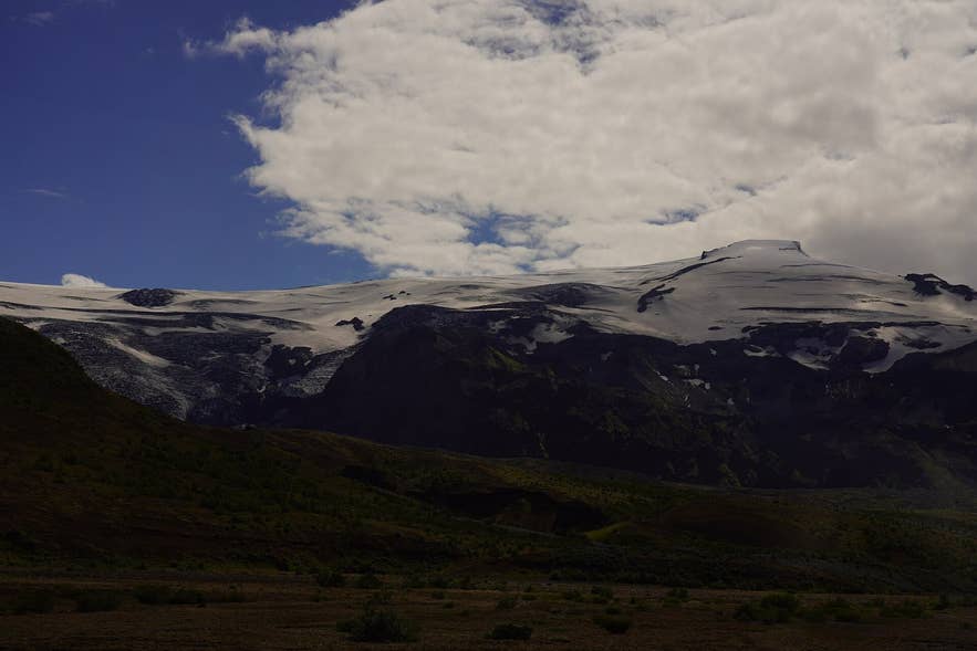 Eyjafjallajökull ice cap with the Steinsholtsjökull icefall seen from the F249 track near Steinsholt